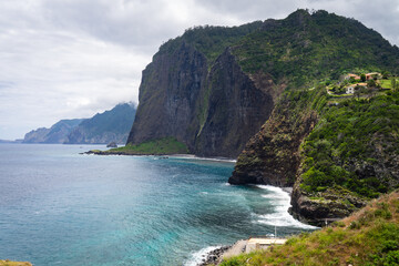 &bdquo;K&uuml;stenlandschaft mit Meer &ndash; ruhige nat&uuml;rliche Szenerie&ldquo; Madeira