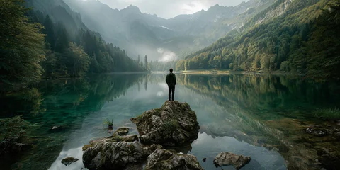 Wanddecoratie Huisarts Mensch am Bergsee in ruhiger Landschaft – Natur, Freiheit und Stille  © LElik83