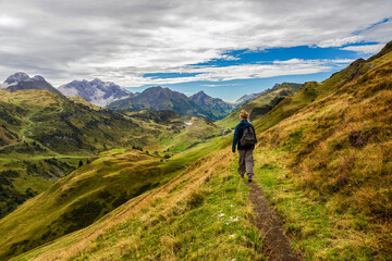 Ein Wanderer auf einem schmalen Pfad inmitten einer malerischen Berglandschaft, Schr&ouml;cken, &Ouml;sterreich, Europa