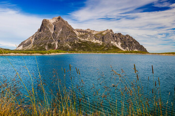Der Panoramasee am Saloberkopf mit dem Berg Gro&szlig;er Widderstein im Hintergrund und Gr&auml;sern im Vordergrund, Wart, Bregenz, Vorarlberg, &Ouml;sterreich, Europa