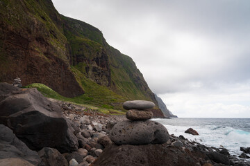 &bdquo;K&uuml;stenlandschaft mit Meer &ndash; ruhige nat&uuml;rliche Szenerie&ldquo; Madeira