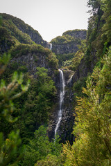 Wasserfall in Madeira bei Tageslicht &ndash; beeindruckende Naturlandschaft