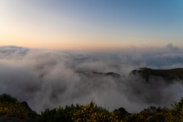 „Wanderer im Morgennebel beim Sonnenaufgang – stimmungsvolle Berglandschaft