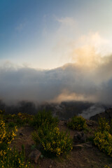 &bdquo;Wanderer im Morgennebel beim Sonnenaufgang &ndash; stimmungsvolle Berglandschaft