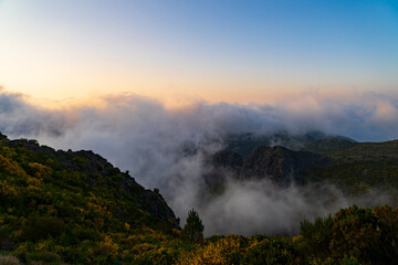 &bdquo;Wanderer im Morgennebel beim Sonnenaufgang &ndash; stimmungsvolle Berglandschaft