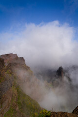 &bdquo;Wanderer im Morgennebel beim Sonnenaufgang &ndash; stimmungsvolle Berglandschaft