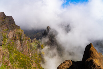 &bdquo;Wanderer im Morgennebel beim Sonnenaufgang &ndash; stimmungsvolle Berglandschaft