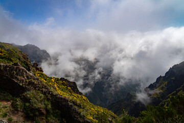&bdquo;Wanderer im Morgennebel beim Sonnenaufgang &ndash; stimmungsvolle Berglandschaft