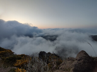„Wanderer im Morgennebel beim Sonnenaufgang – stimmungsvolle Berglandschaft