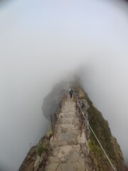 &bdquo;Wanderer im Morgennebel beim Sonnenaufgang &ndash; stimmungsvolle Berglandschaft