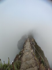 &bdquo;Wanderer im Morgennebel beim Sonnenaufgang &ndash; stimmungsvolle Berglandschaft