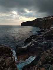 &bdquo;Wanderer im Morgennebel beim Sonnenaufgang &ndash; stimmungsvolle Berglandschaft