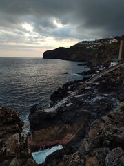 &bdquo;Wanderer im Morgennebel beim Sonnenaufgang &ndash; stimmungsvolle Berglandschaft