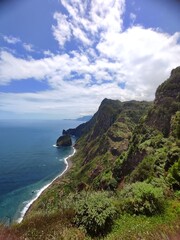 &bdquo;K&uuml;stenlandschaft mit Meer &ndash; ruhige nat&uuml;rliche Szenerie&ldquo; Madeira