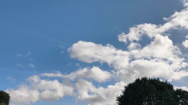 Nubes desplaz&aacute;ndose con rapidez en un d&iacute;a ventoso de  Oto&ntilde;o en Asturias.