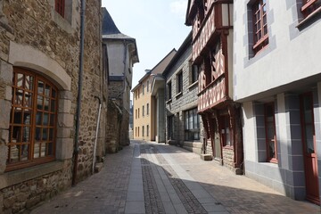 Rue bordée de maisons typiques, ville de Lamballe, département des Côtes d'Armor, Bretagne, France