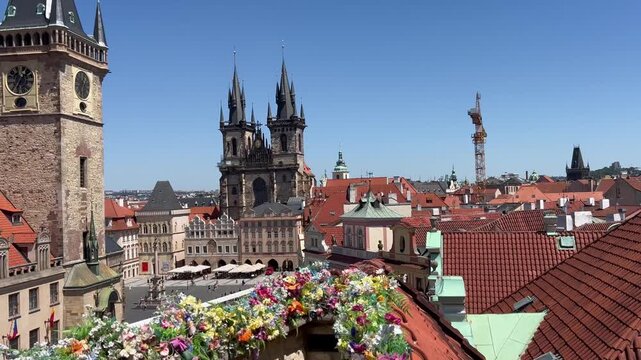 Vista panor&aacute;mica de la torre del reloj astron&oacute;mico y la iglesia de T&yacute;n en Praga, Rep&uacute;blica Checa.