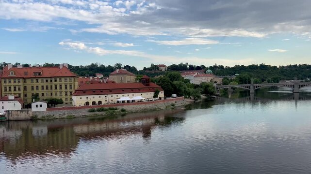 Vista panor&aacute;mica del r&iacute;o Moldava, la isla de Kampa y el castillo de Praga, Rep&uacute;blica Checa