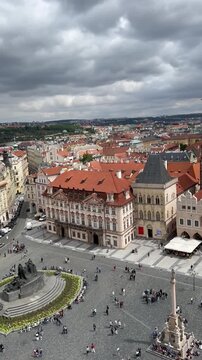 Vista a&eacute;rea de la Plaza de la Ciudad Vieja y la Iglesia de T&yacute;n en Praga, Rep&uacute;blica Checa