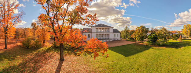 Panorama Gesellschaftshaus Magdeburg im Klosterbergegarten im Herbst