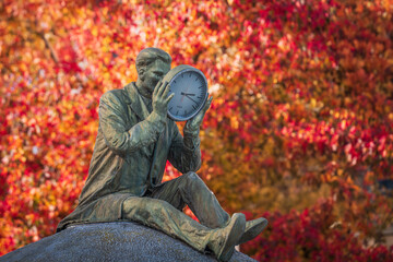Zeitzähler am Elbbahnhof Magdeburg mit Herbstlaub
