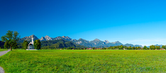 Obraz premium Kapliczka na tle Alp 