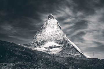 Naklejka premium Matterhorn, Alpy, Zermatt, Szwajcaria - jesień 2025. Czarno biały