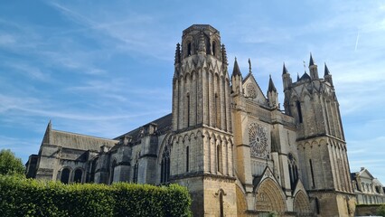 Fototapeta premium La cathédrale de Poitiers vue depuis l'esplanade
