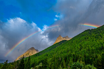 Tęcza nad g&oacute;rami w Alpach, zdjęcie zrobione w Vallorcine, Francja