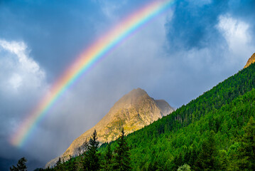 Tęcza nad górami w Alpach, zdjęcie zrobione w Vallorcine, Francja © grzegorz_pakula