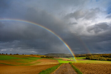 Regenbogen in sch&ouml;ner herbstlicher Landschaft