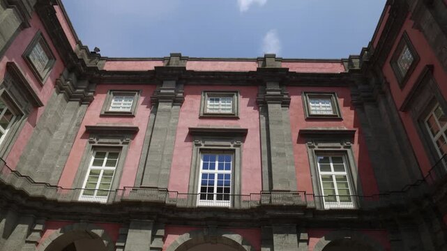 Muzeum Capodimonte w Neapolu we Włoszech - piękny pałac z bogatą kolekcją dzieł sztuki