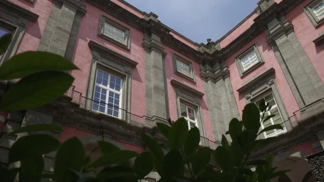 Muzeum Capodimonte w Neapolu we Włoszech - piękny pałac z bogatą kolekcją dzieł sztuki