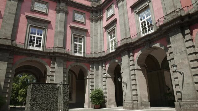 Muzeum Capodimonte w Neapolu we Włoszech - piękny pałac z bogatą kolekcją dzieł sztuki