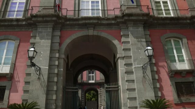 Muzeum Capodimonte w Neapolu we Włoszech - piękny pałac z bogatą kolekcją dzieł sztuki