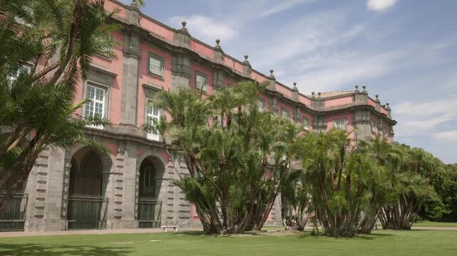 Muzeum Capodimonte w Neapolu we Włoszech - piękny pałac z bogatą kolekcją dzieł sztuki
