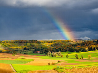 Obraz premium Regenbogen in schöner herbstlicher Landschaft