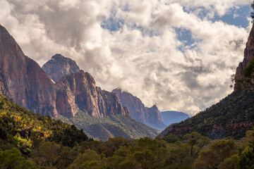 Obraz premium Dramatic clouds over Zion National Park's sandstone cliffs.