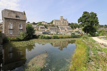 Obraz premium La rivière le Gouessant dans la ville, ville de Lamballe, département des Côtes d'Armor, Bretagne, France