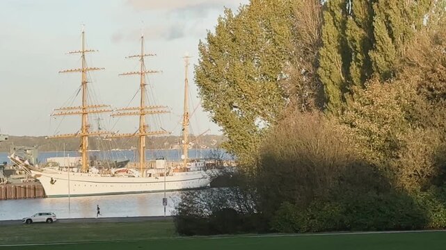 Das deutsche Segelschulschiff Gorch Fock in seinem Heimathafen Kiel