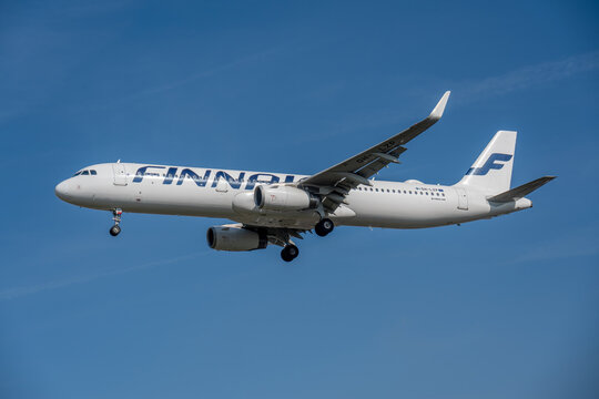 Finnair Airbus A321 on approach to Heathrow airport