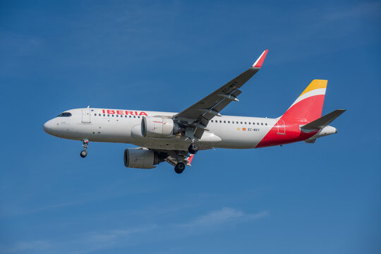 Iberia Airbus A320neo on approach to Heathrow Airport