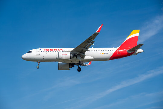 Iberia Airbus A320neo on approach to Heathrow Airport