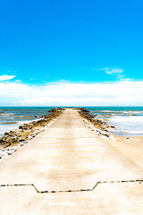 青空へ続く海辺の道