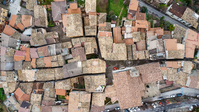 Veduta aerea di tetti di case e edifici tradizionali in borgo storico, architettura italiana vista dall&rsquo;alto, geometrie urbane e texture dei tetti, fotografia aerea paesaggio urbano