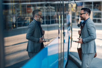 Businessman waiting for the bus and using his smartphone © Zamrznuti tonovi