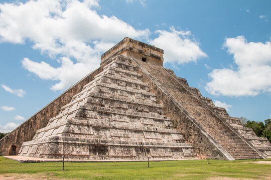 Panoramic view of Chichen Itza pyramid, Yucatan, Mexico