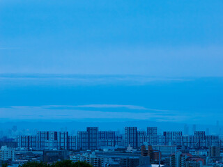 早朝神戸岡本の高台から芦屋の高層マンション群、背景は生駒山系をのぞむ