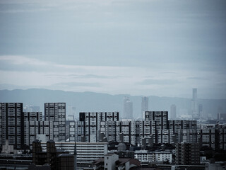早朝神戸岡本の高台から芦屋の高層マンション群、背景は生駒山系をのぞむ
