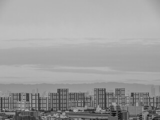 早朝神戸岡本の高台から芦屋の高層マンション群、背景は生駒山系をのぞむ